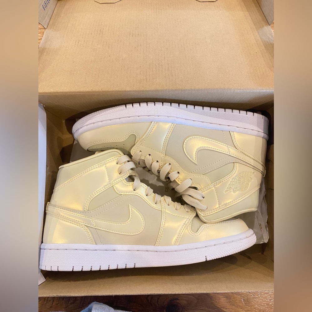 Women’s air jordan 1 mid